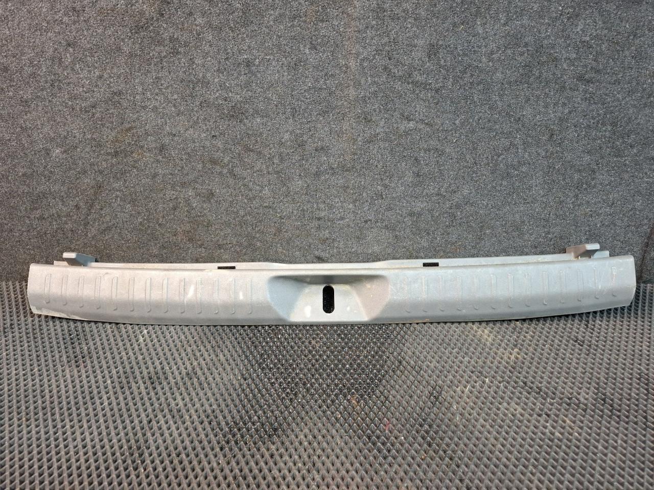 накладка внутренняя на заднюю панель кузова Toyota Prius V 1 поколение ZVW41 ZVW41 2014, 1.8 л., гибрид, АКПП, синий, хетчбэк 5 дв., передний привод, 67935-47010 - фото №1