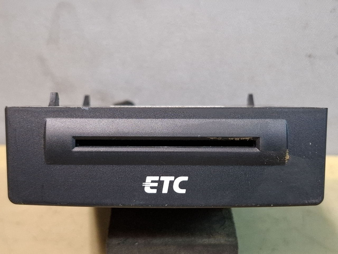 картоприемник Audi A4 B8/8K 2010, 1.8 л., CDHA, бензин, АКПП, передний привод, правый руль, 4F0919813B - фото №1