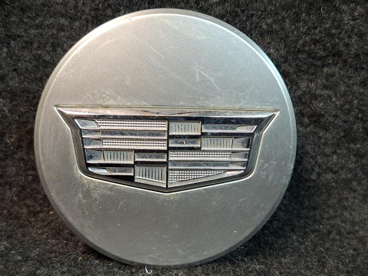 колпачок литого диска Cadillac XT4 1 поколение 2020, 2.0 л., бензин, АКПП, 318e, полный привод, 9597375 - фото №1