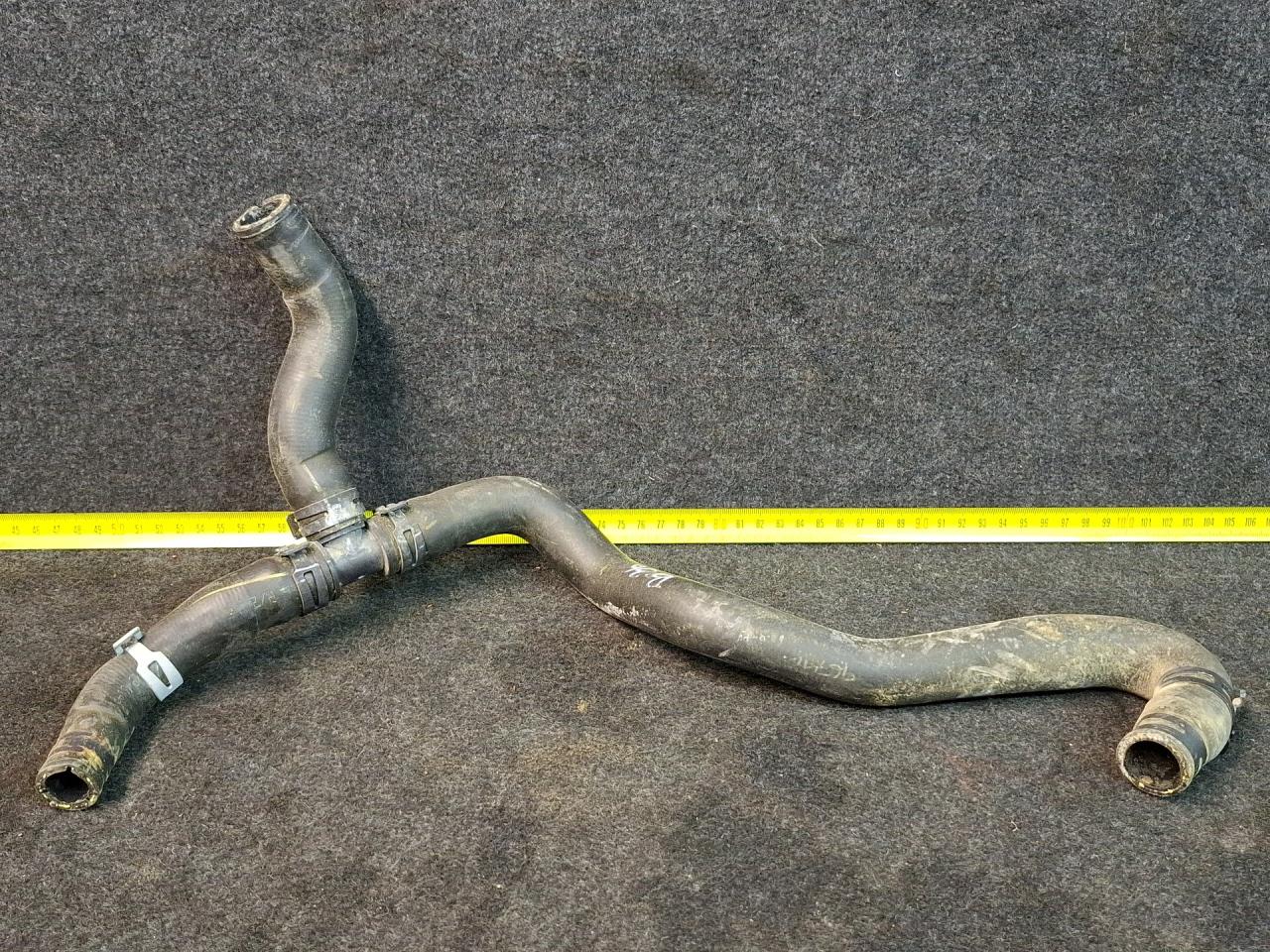 патрубок радиатора Chevrolet Malibu 9 поколение 2017, 1.5 л., бензин, АКПП, черный, седан, передний привод, 23364139 - фото №1