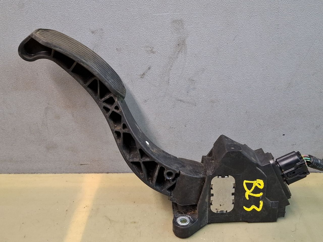 педаль Toyota Sienna 3 поколение 2011, 3.5 л., 2GR-FE, бензин, АКПП, серый, передний привод, 7811008010C - фото №1