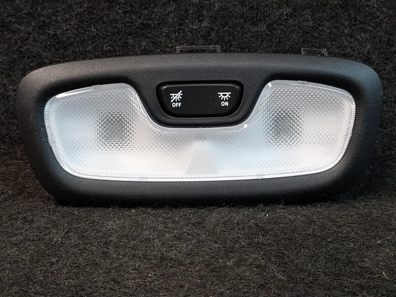 фонарь салона (плафон) Chevrolet Trax 2 поколение 2024, 1.2 л., бензин, АКПП, серебристый, хетчбэк 5 дв., передний привод, 87839877 - фото №1