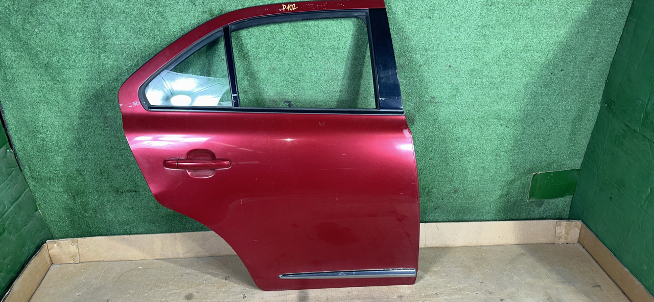 дверь задняя правая Suzuki Kizashi 1 поколение 2012, 2.4 л., J24B, бензин, АКПП, красный, седан, полный привод - фото №1