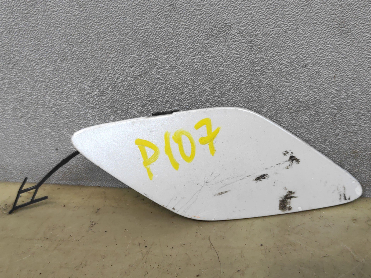 заглушка переднего бампера под крюк правая Chevrolet Equinox 3 поколение 2019, 1.5 л., бензин, АКПП, белый 140х, минивэн, передний привод, 84310327 - фото №1