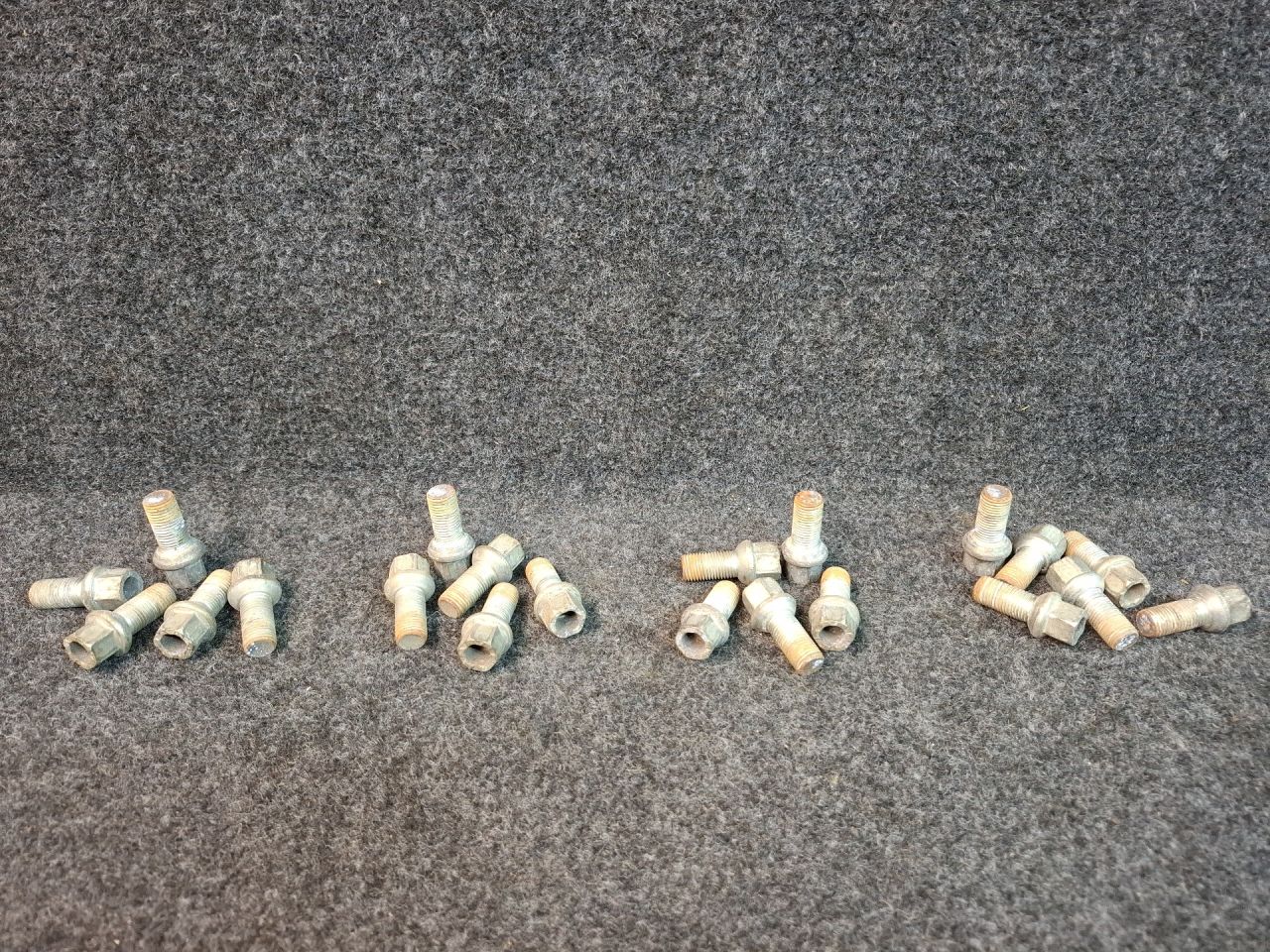 болт колесный Volkswagen Jetta 7 поколение 2021, 1.4 л., бензин, АКПП, серый, передний привод - фото №1