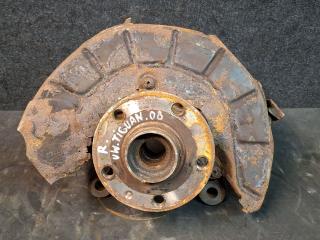 кулак поворотный правый Volkswagen Tiguan 1 поколение 2008