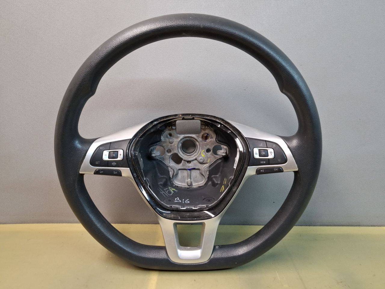 руль Volkswagen Jetta 7 поколение 2019, 1.4 л., бензин, АКПП, оранжевый, седан, передний привод - фото №1