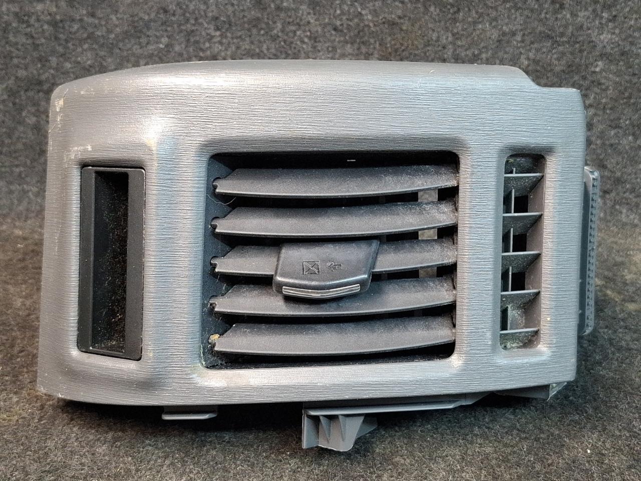 дефлектор обдува салона Toyota Prius V 1 поколение ZVW41 ZVW41 2014, 1.8 л., гибрид, АКПП, синий, хетчбэк 5 дв., передний привод, 55686-47060, 55650-47100 - фото №1