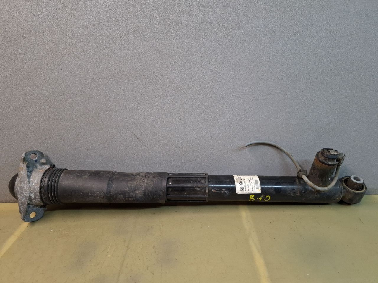 амортизатор задний правый Volkswagen Jetta 7 поколение 2020, 2.0 л., бензин, серый, седан, передний привод, 5Q0512009CM - фото №1