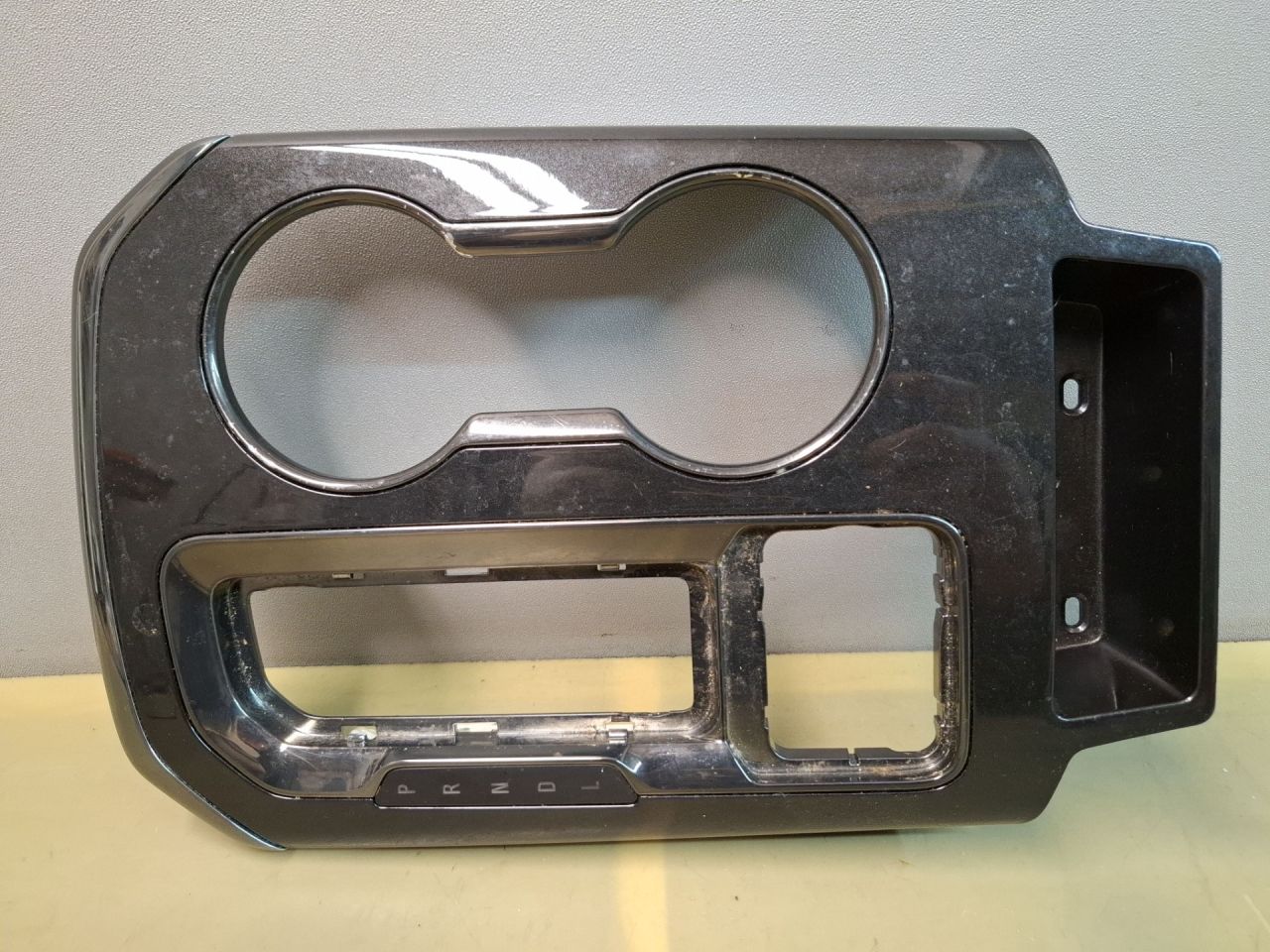 рамка обрамление кулисы Chevrolet Blazer 3 поколение 2019, 3.6 л., бензин, АКПП, белый, полный привод, 84636182 - фото №1