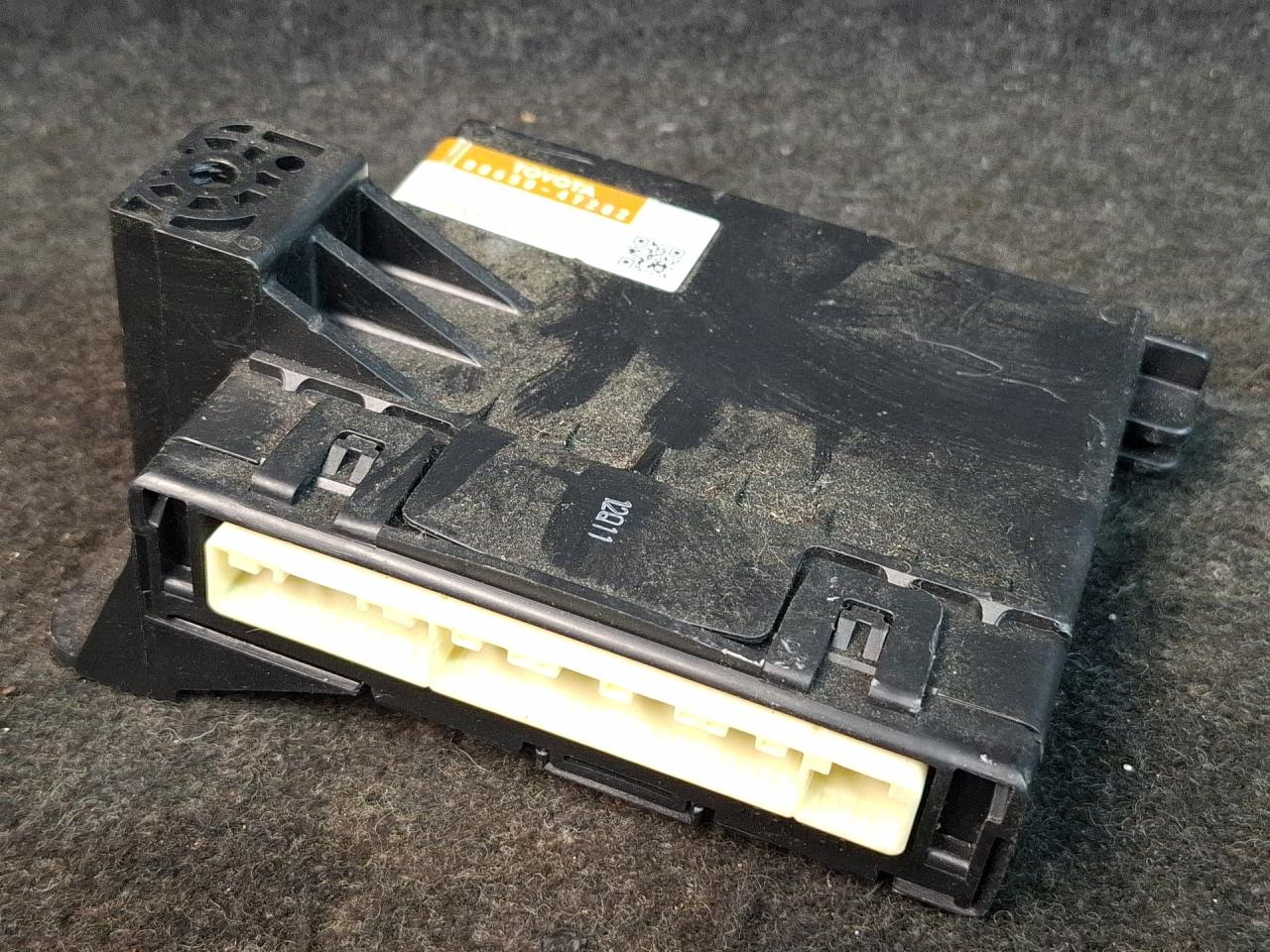 блок управления печки / климат-контроля Toyota Prius V 1 поколение ZVW41 ZVW41 2014, 1.8 л., гибрид, АКПП, синий, хетчбэк 5 дв., передний привод, 88650-47282, 177800-5441 - фото №1