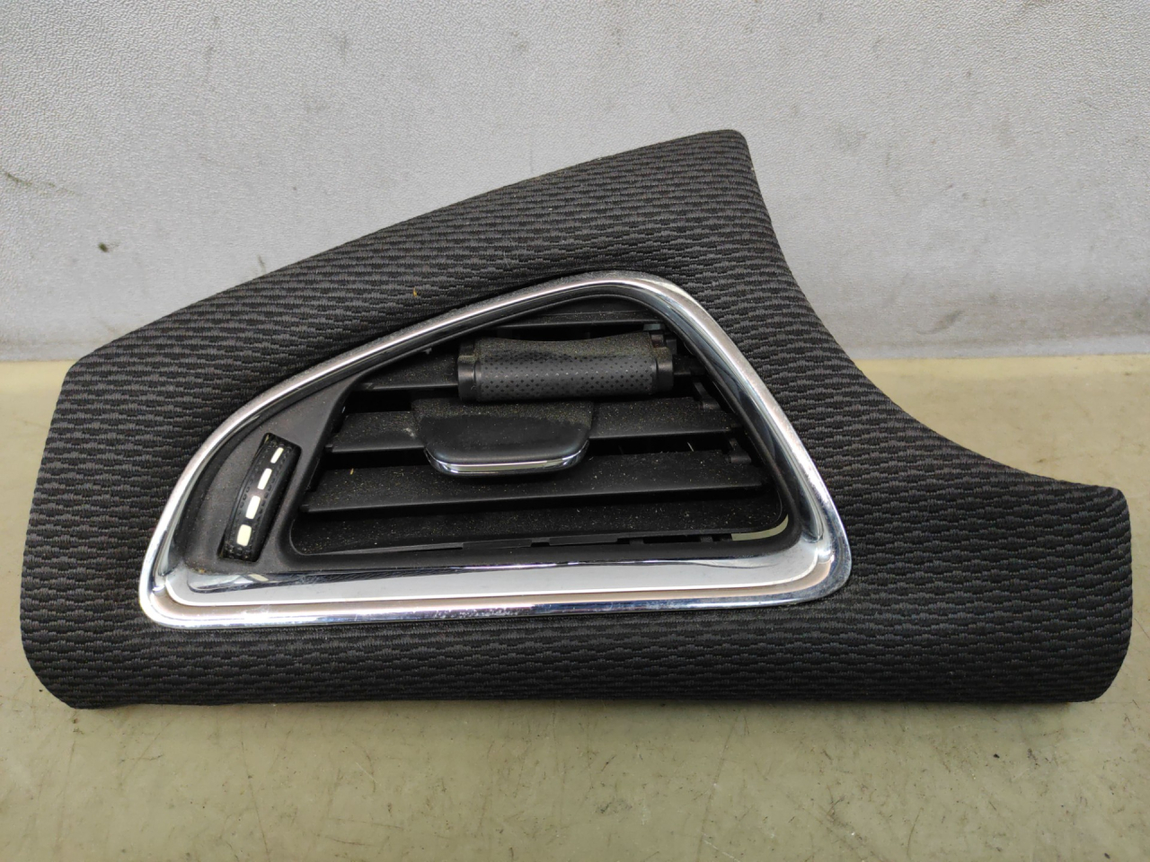 дефлектор обдува салона Chevrolet Cruze 2 поколение 2017, 1.4 л., бензин, АКПП, черный, седан, передний привод, 39017670, 62250512 - фото №1