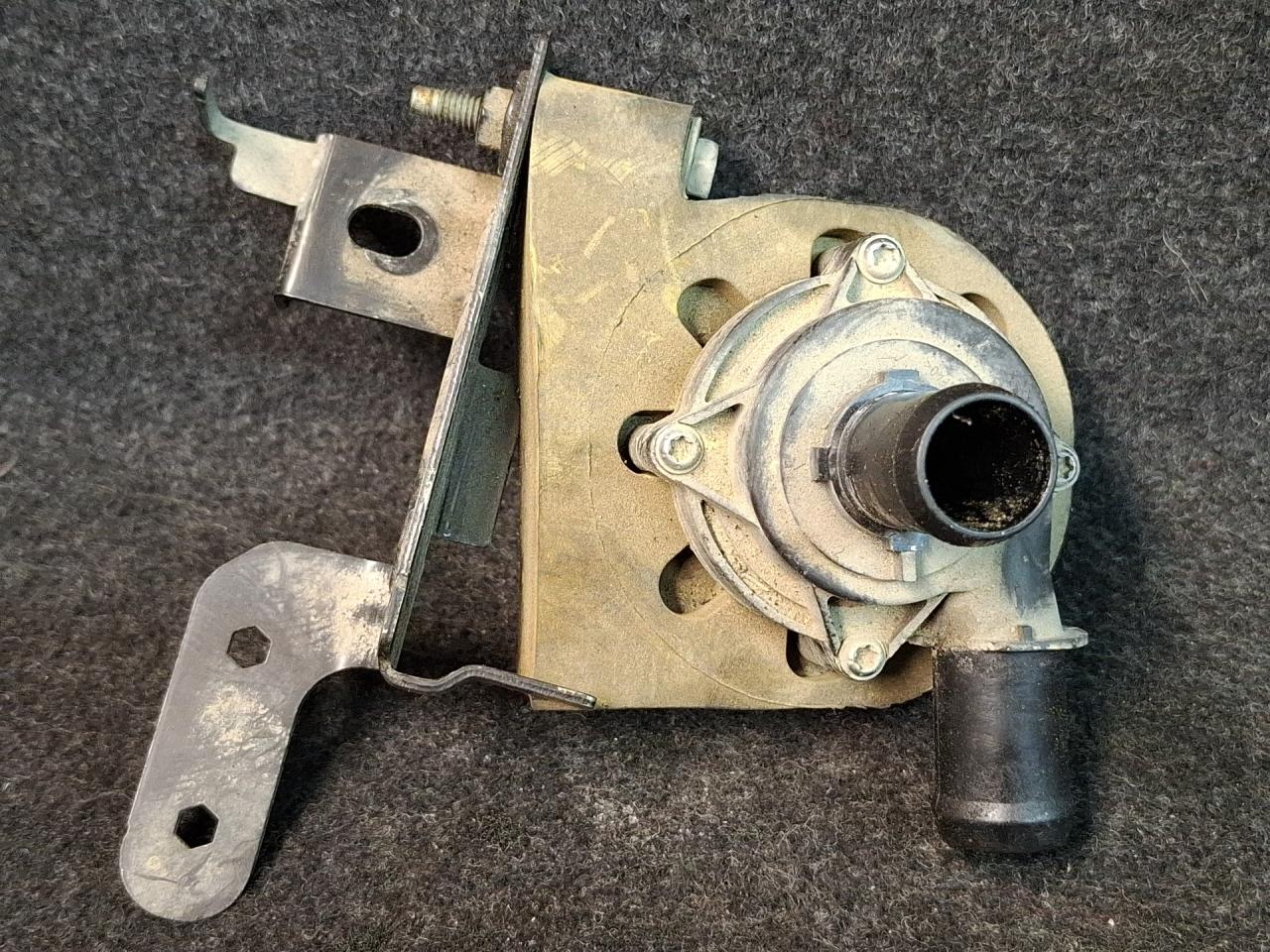 насос антифриза дополнительный Chevrolet Malibu 9 поколение 2017, 1.5 л., бензин, АКПП, черный, седан, передний привод, 23364139 - фото №1