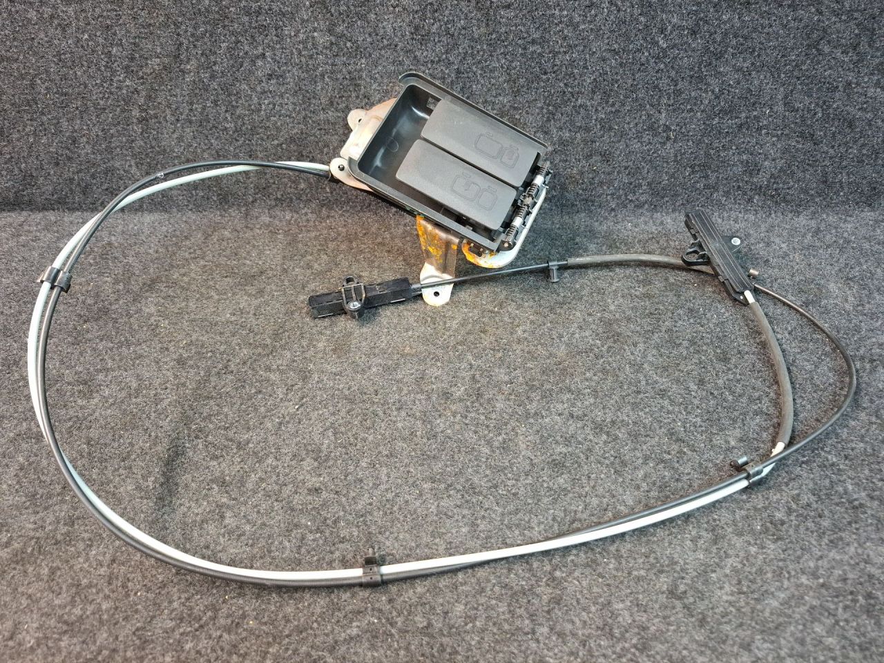 замок спинки сиденья Chevrolet Equinox 3 поколение 2018, 1.5 л., бензин, АКПП, серый/441b, полный привод, 84394253 - фото №1