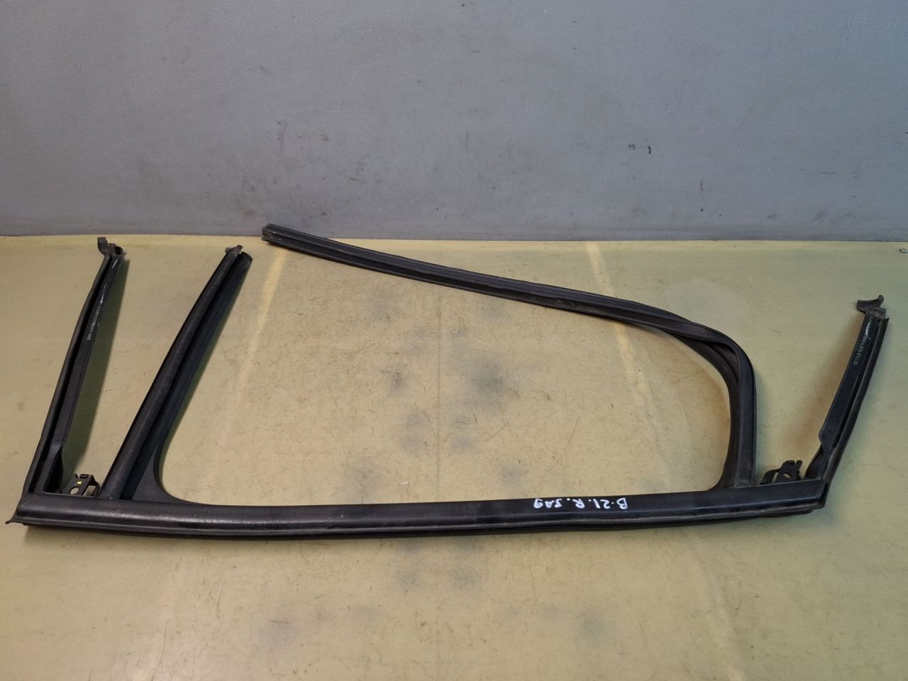 Уплотнитель стекла Chevrolet Blazer 3 поколение 2019, 3.6 л., бензин, АКПП, белый, полный привод - фото №1