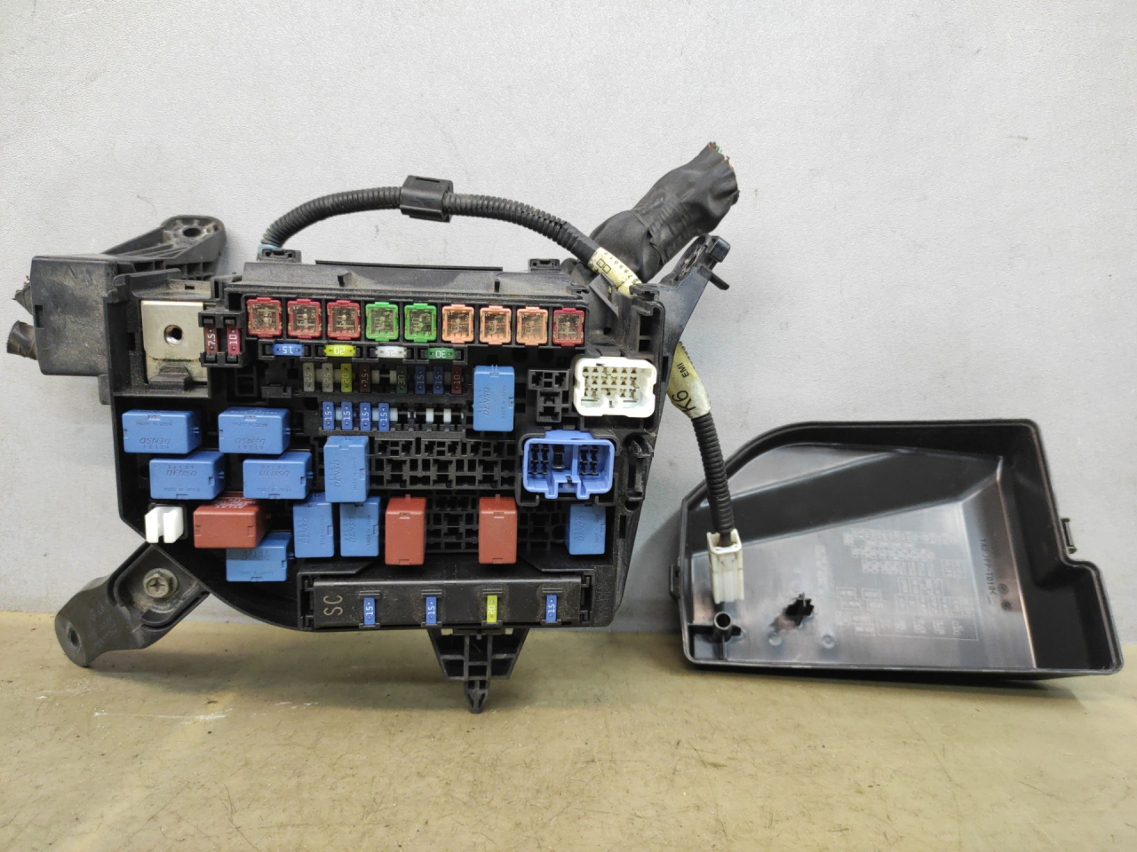 блок предохранителей Suzuki Kizashi 1 поколение 2012, 2.4 л., J24B, бензин, АКПП, красный, седан, полный привод - фото №1