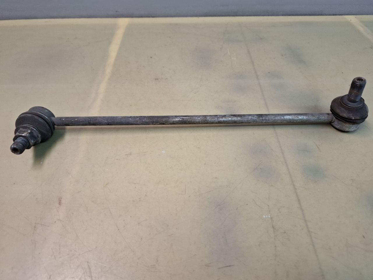 стойка стабилизатора Volkswagen Jetta 7 поколение 2019, 1.4 л., бензин, АКПП, оранжевый, седан, передний привод - фото №1