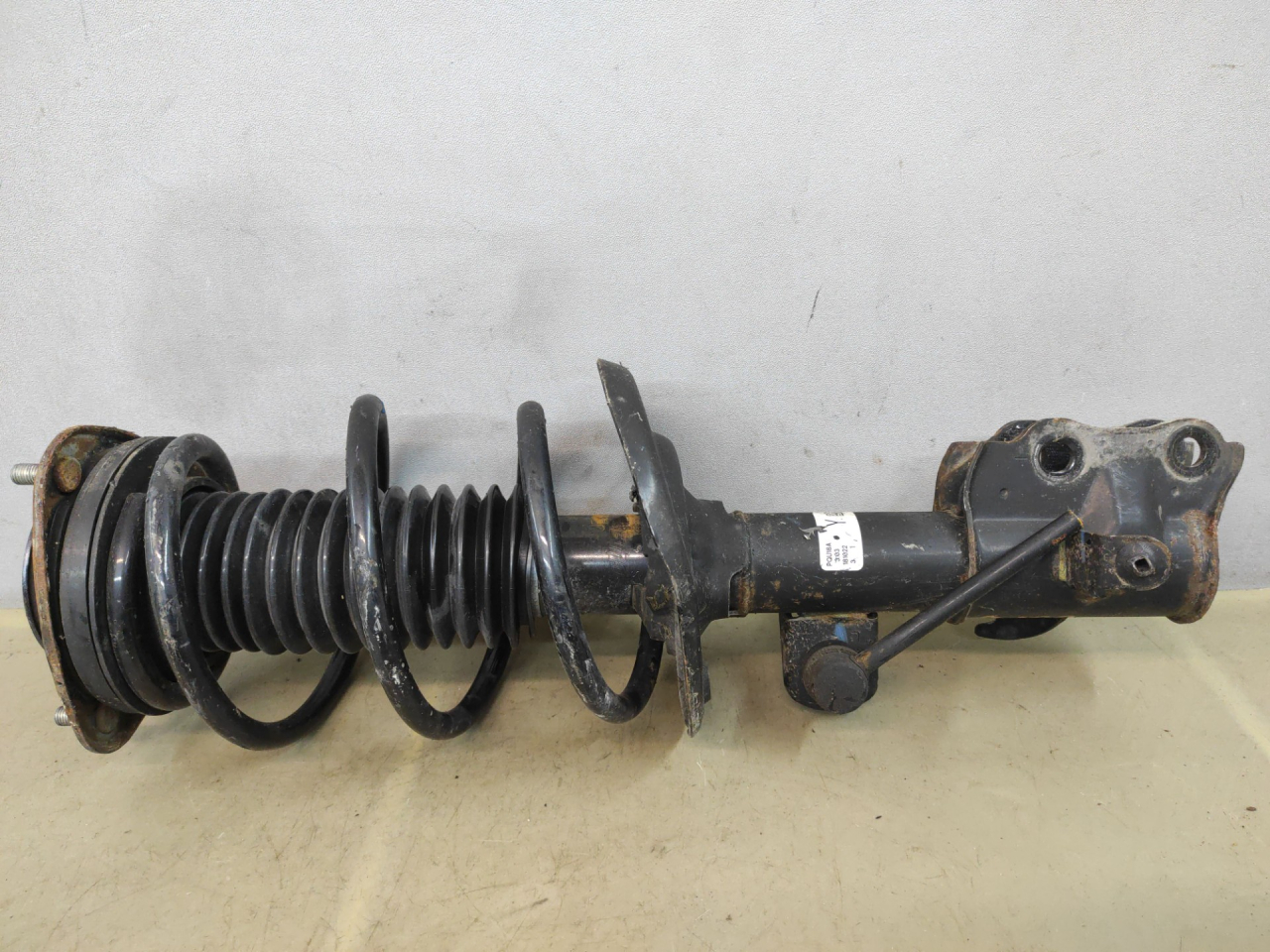 амортизатор передний левый Subaru Impreza 5 поколение (GK/GT) 2019, 2.0 л., бензин, вариатор, серый, седан, полный привод, 20310FL03A - фото №1