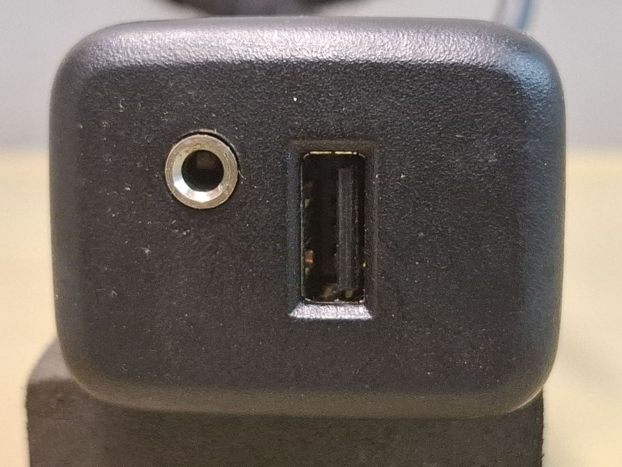 разъем AUX / USB Chevrolet Equinox 3 поколение 2018, 2.0 л., бензин, АКПП, передний привод, 13591084 - фото №1