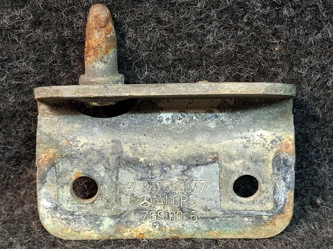 замок двери сдвижной Mercedes-Benz Sprinter 2 поколение (W906) 2007, 2.1 л., OM 646.701, дизель, МКПП, красный, A9067600077 - фото №1