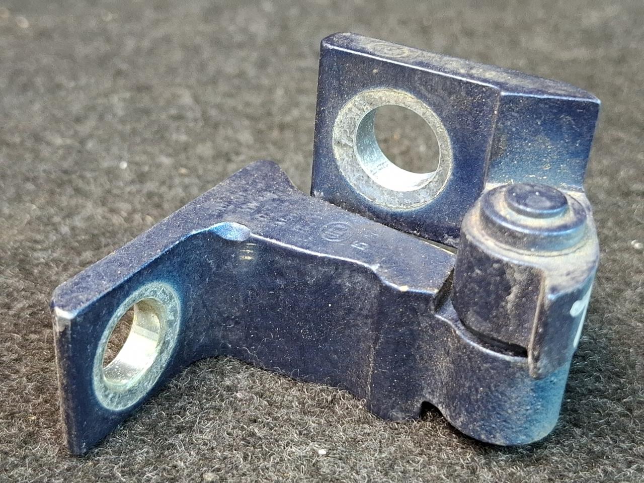 петля двери Volkswagen Jetta 7 поколение 2019, 1.4 л., бензин, АКПП, синий, седан, передний привод - фото №1