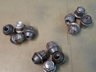 гайка колесная Ford Escape 3 поколение C520 2014, 1.6 л., бензин, АКПП, красный, передний привод