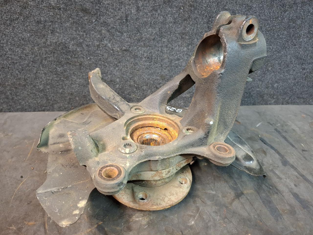 кулак поворотный левый Volkswagen Jetta 7 поколение 2019, 1.4 л., бензин, АКПП, синий, седан, передний привод - фото №1