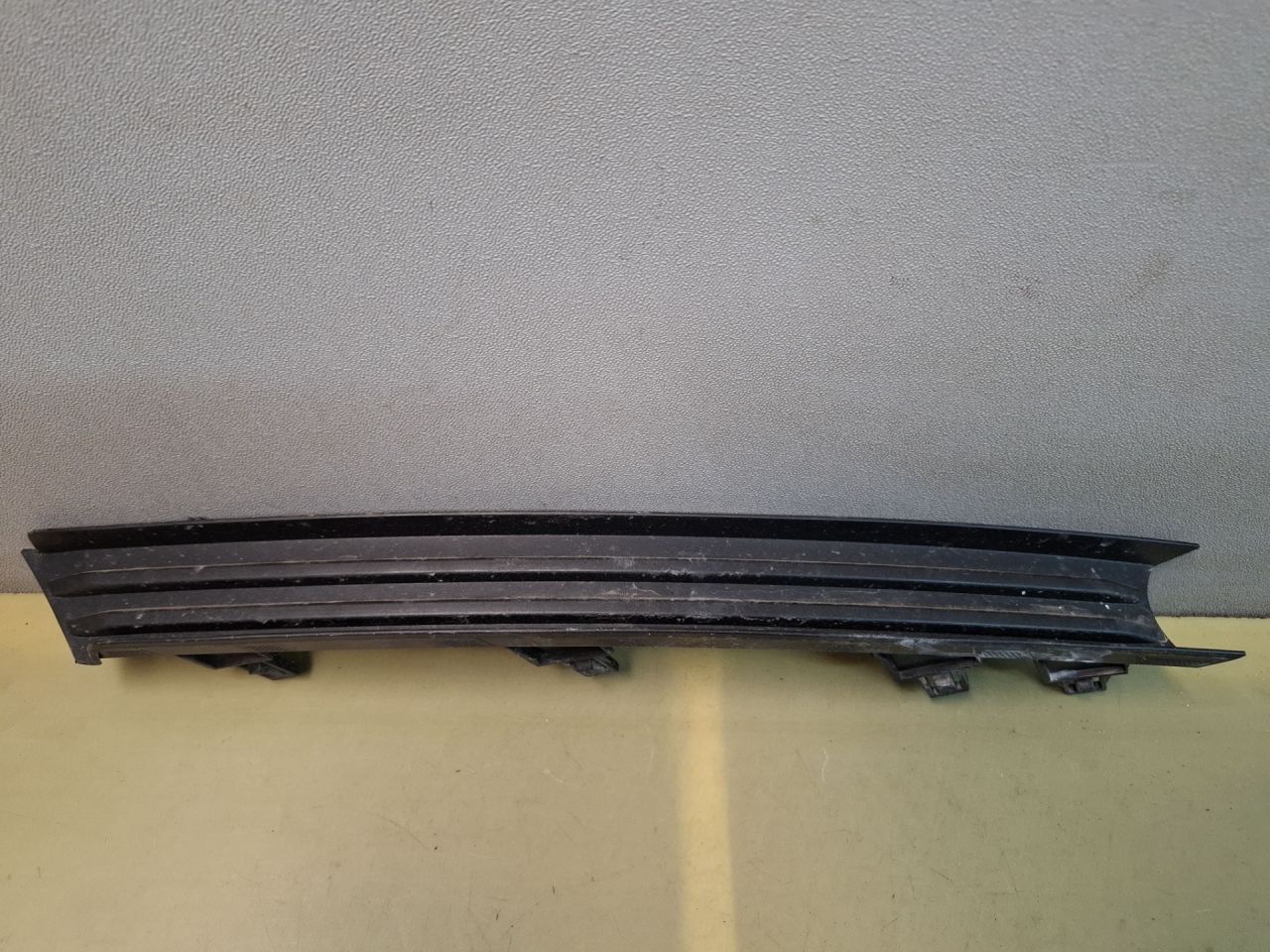 заглушка (решетка) в бампер Mazda CX-5 2 поколение KF 2018, 2.5 л., PYY1, бензин, АКПП, серый/46g, внедорожник 5 дв., полный привод, KB8B50C21 - фото №1