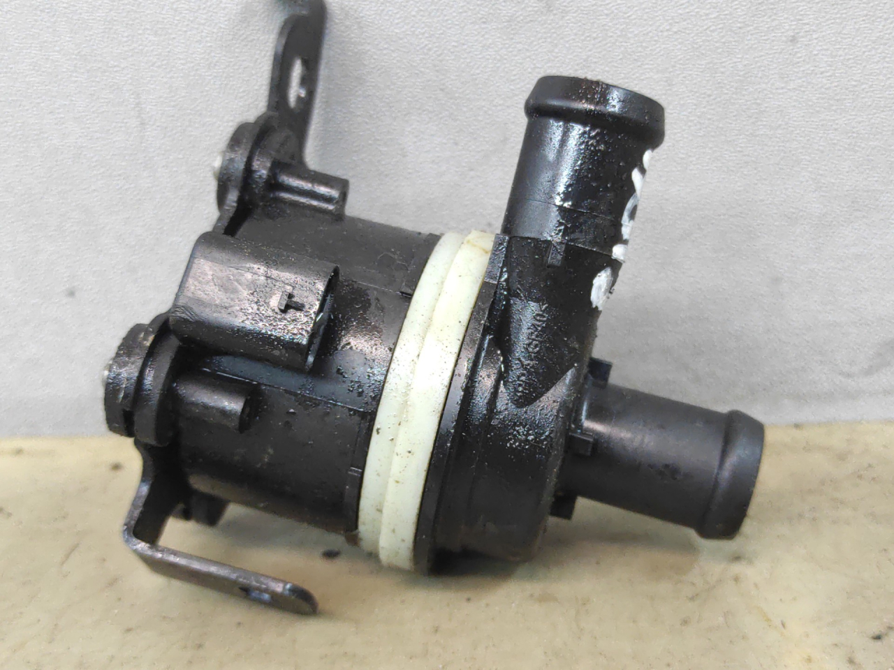 насос антифриза дополнительный Chevrolet Equinox 3 поколение 2018, 1.5 л., бензин, АКПП, серый 139х, минивэн, передний привод, 23463177 - фото №1