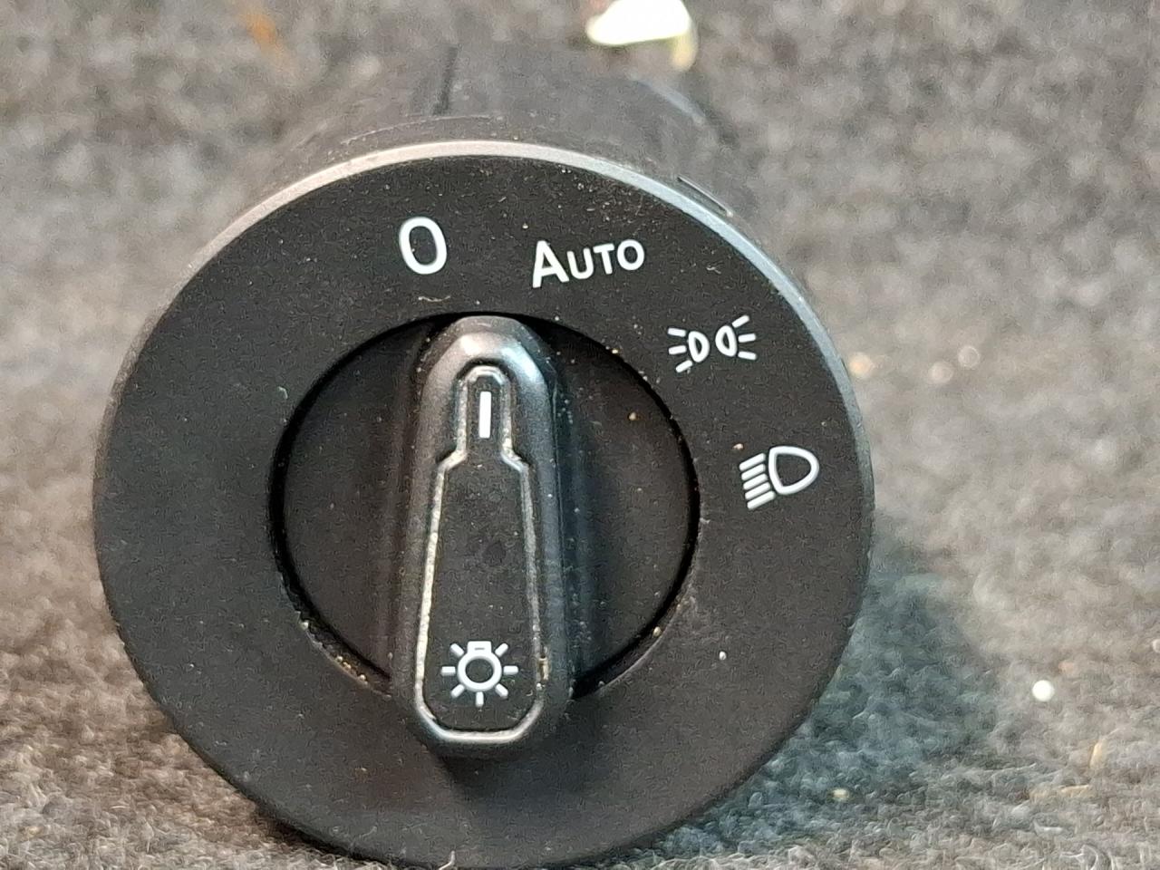 переключатель света Volkswagen Jetta 7 поколение 2019, 1.4 л., бензин, АКПП, синий, седан, передний привод, 5G1941431E - фото №1