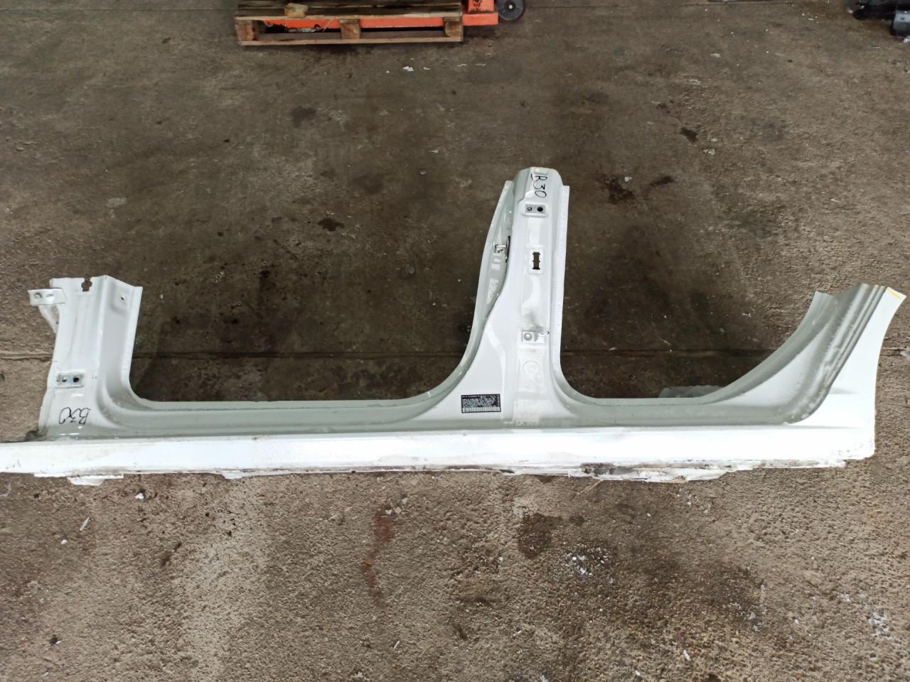 порог левый Volkswagen Jetta 7 поколение (2018 - 2026), 1.4 л., бензин, АКПП, белый, седан, передний привод - фото №1