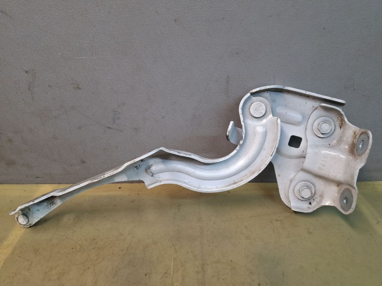 петля капота правая Chevrolet Blazer 3 поколение 2019, 3.6 л., бензин, АКПП, белый, полный привод - фото №1