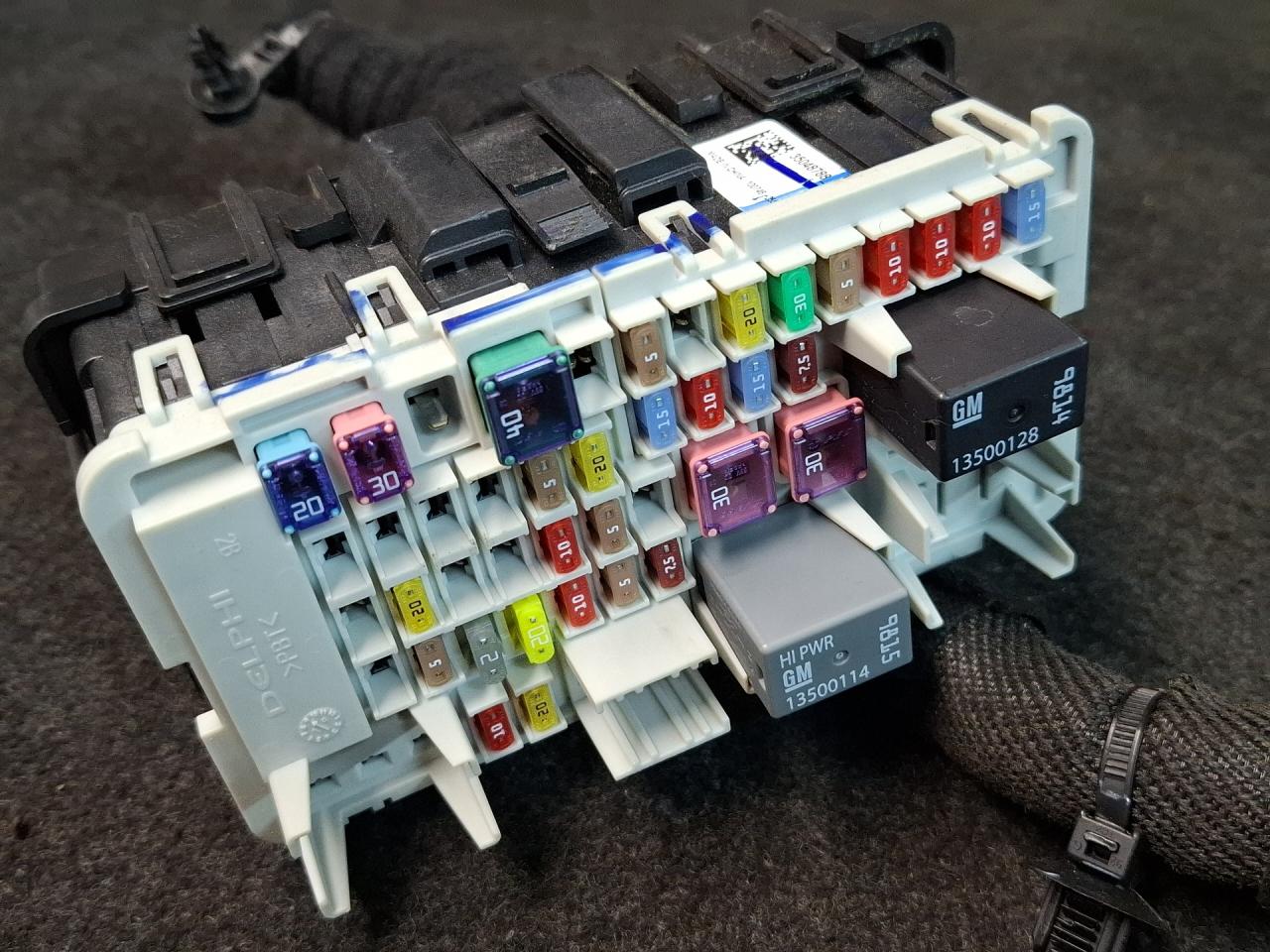 блок предохранителей GMC Terrain 2 поколение 2020, 1.5 л., бензин, АКПП, серый 464с, передний привод, 3504878801, 35048788 - фото №1