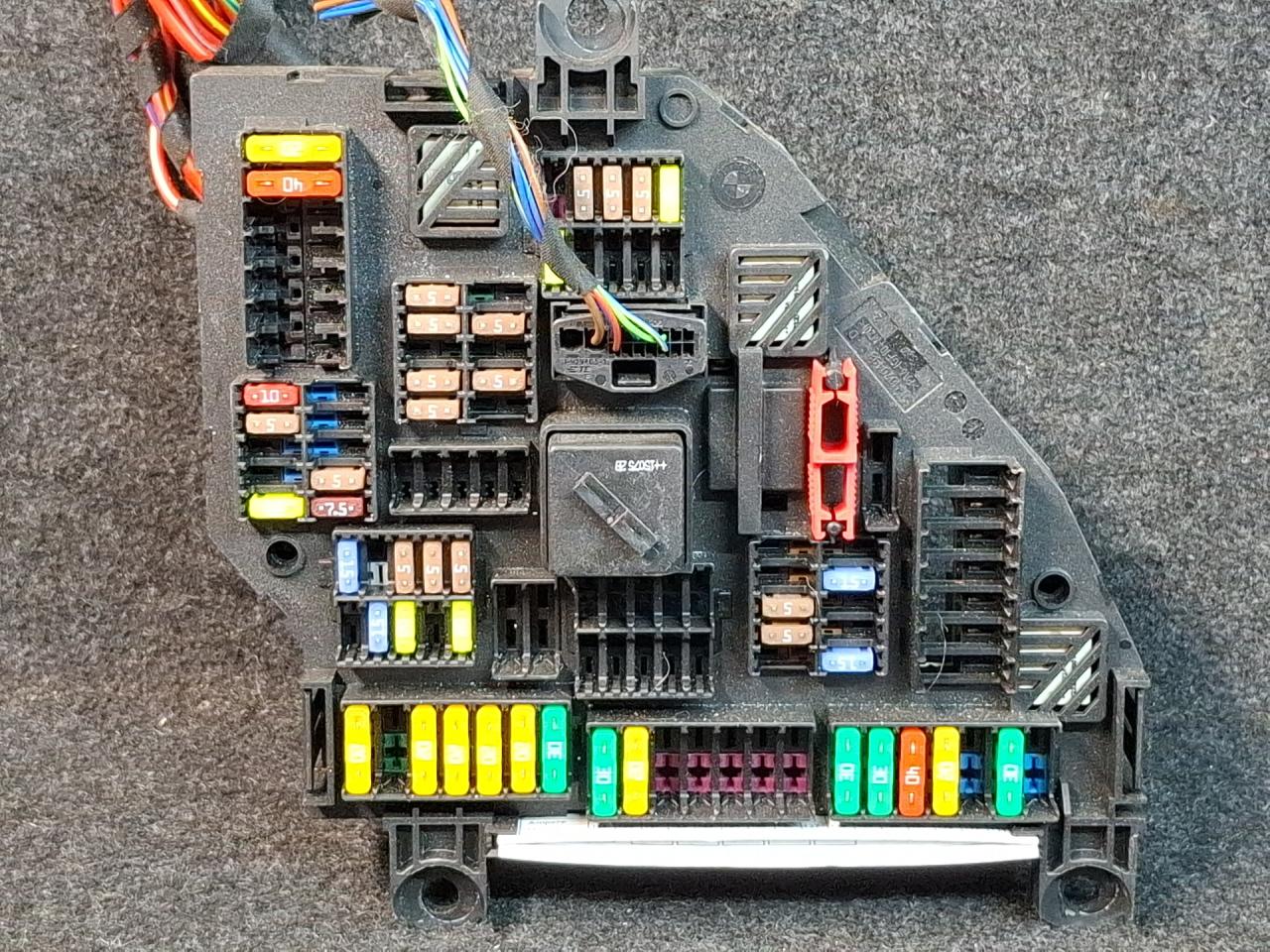 блок предохранителей BMW X4 F26 2016, 2.0 л., дизель, АКПП, черный, 9315152-02, 9315151-03 - фото №1