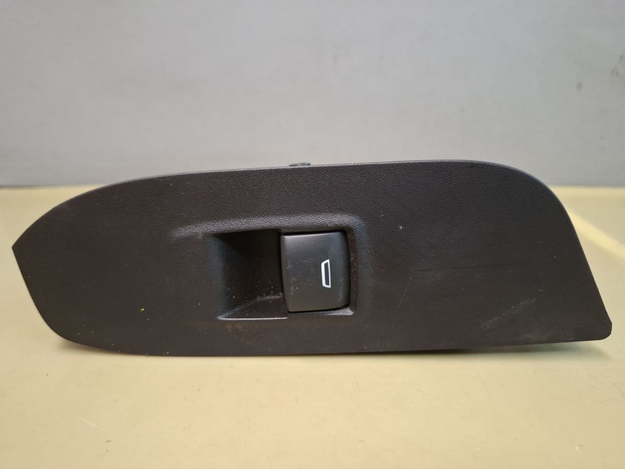 кнопка стеклоподъемника двери Chevrolet Equinox 3 поколение 2018, 2.0 л., бензин, АКПП, передний привод, 84139696 - фото №1