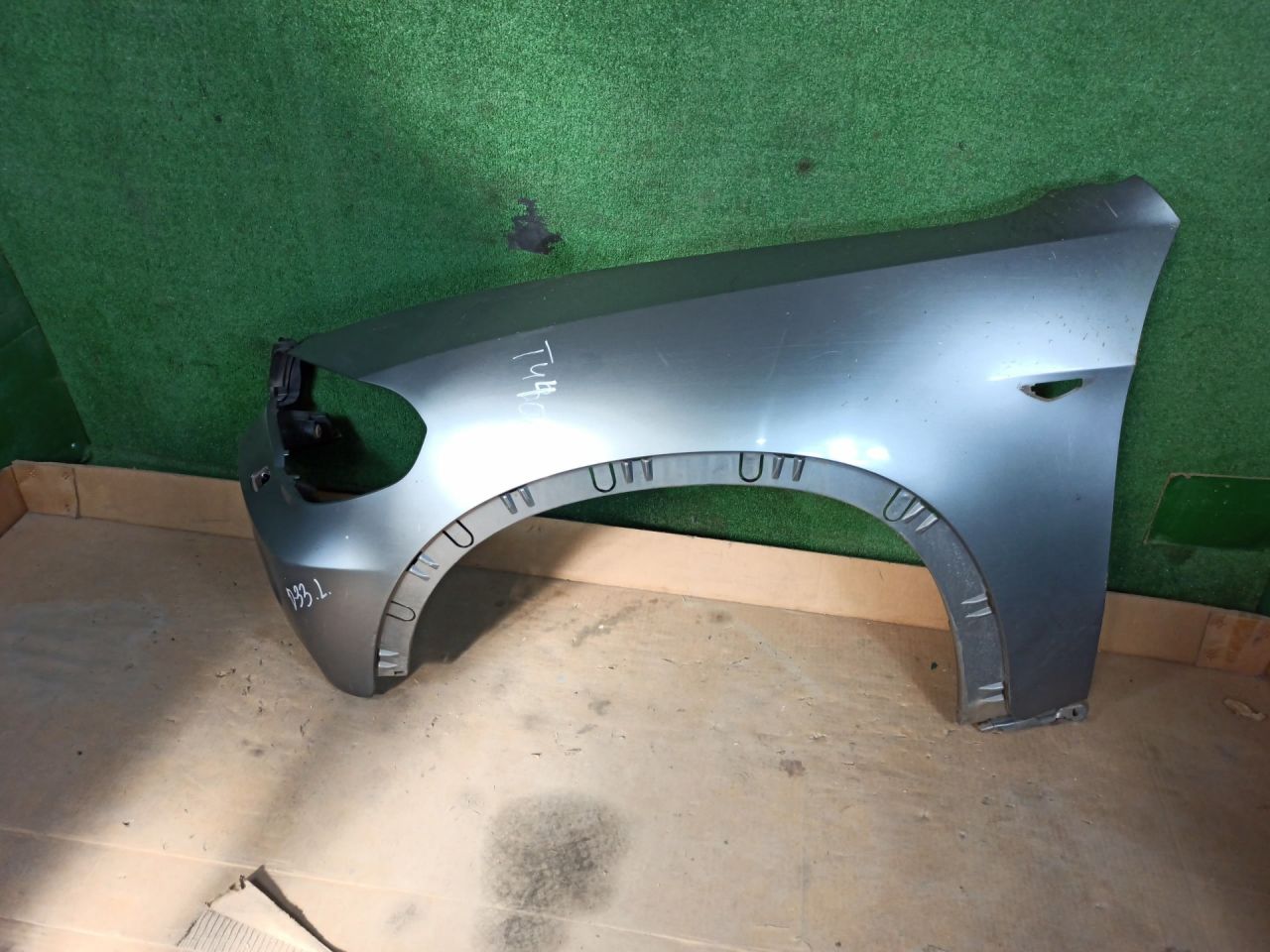 крыло переднее левое BMW X5 E70 2008, 3.0 л., дизель, АКПП, серый, внедорожник 5 дв., полный привод, правый руль - фото №1