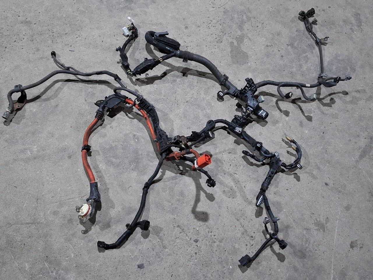 проводка двигателя Toyota Prius V 1 поколение ZVW41 ZVW41 2014, 1.8 л., гибрид, АКПП, синий, хетчбэк 5 дв., передний привод - фото №1