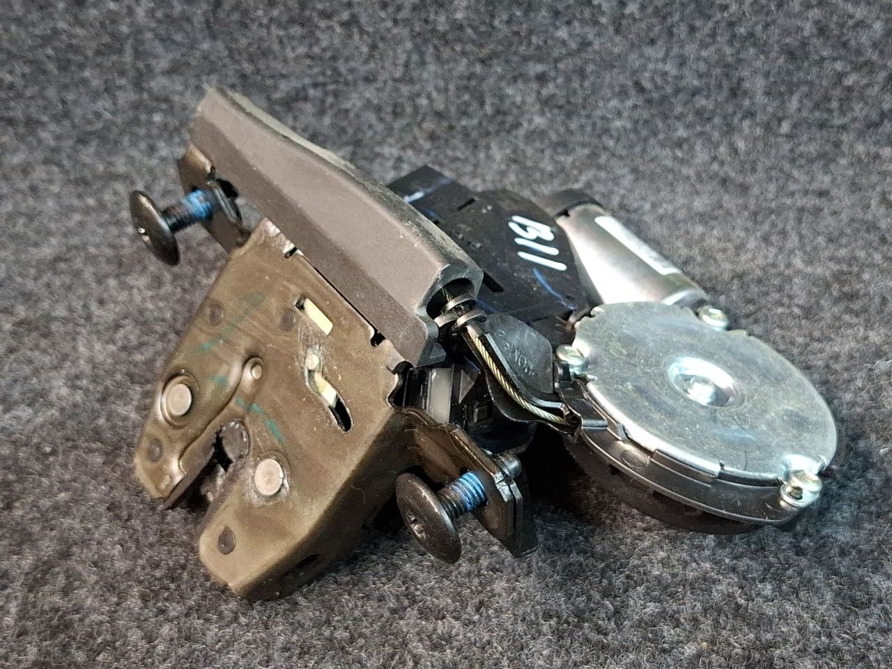 замок багажника Chevrolet Equinox 3 поколение 2018, 1.5 л., бензин, АКПП, серый/441b, полный привод - фото №1