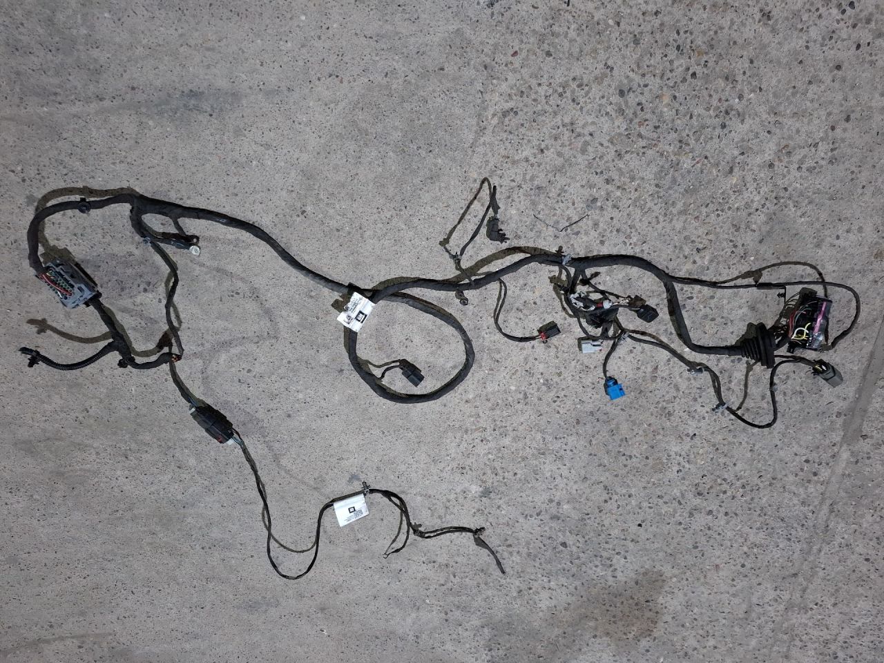 проводка бампера Chevrolet Equinox 3 поколение 2018, 1.5 л., бензин, АКПП, серый/441b, полный привод, 84193582 - фото №1