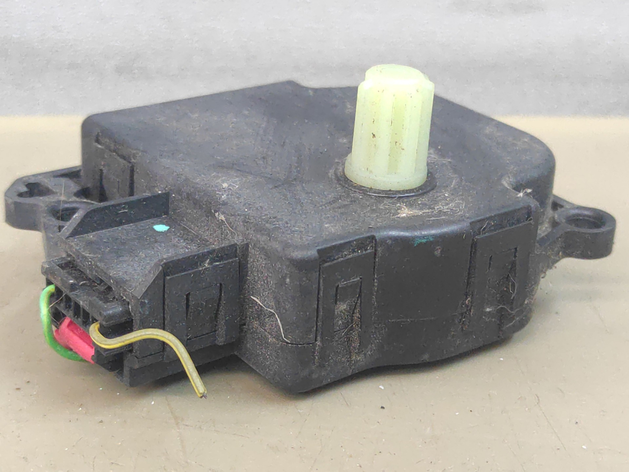 моторчик заслонки печки Ford EcoSport 2 поколение B515 2014, 1.5 л., бензин, АКПП, внедорожник 5 дв., правый руль - фото №1