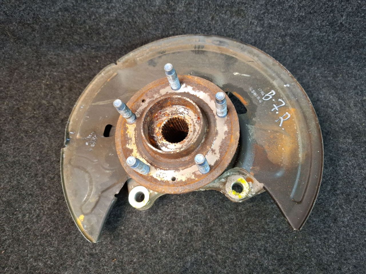 кулак поворотный правый Chevrolet Equinox 3 поколение 2018, 2.0 л., бензин, АКПП, передний привод - фото №1