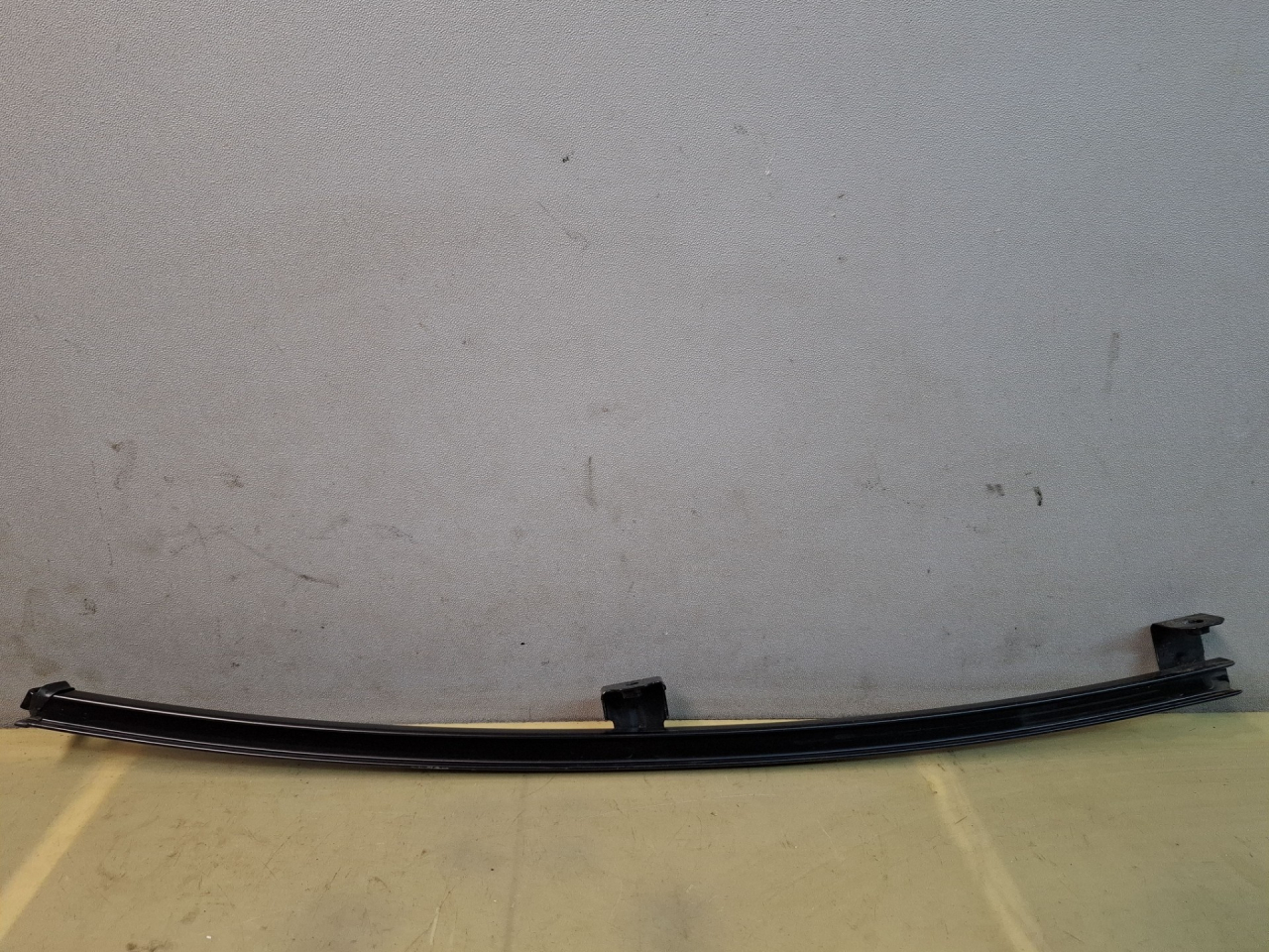 направляющая стекла задней правой Subaru Impreza 5 поколение (GK/GT) 2019, 2.0 л., бензин, вариатор, серый, седан, полный привод - фото №1