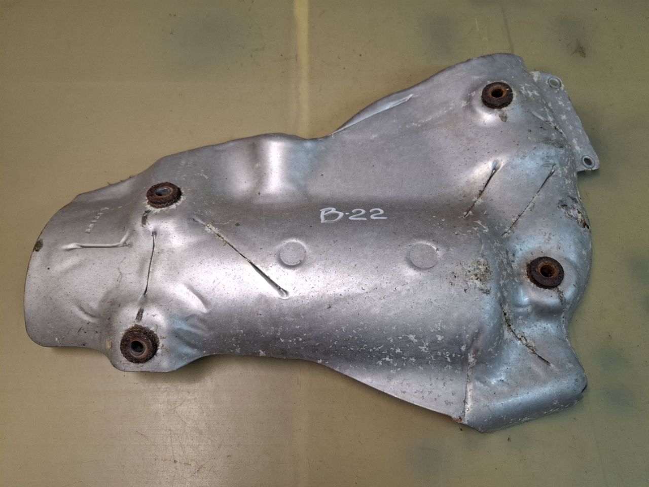 защита (экран) выпускного коллектора Chevrolet Malibu 9 поколение 2018, 1.5 л., бензин, АКПП, бордовый, передний привод - фото №1