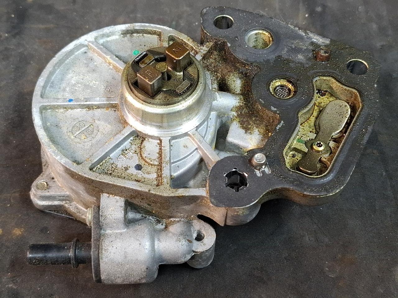 насос вакуумный Chevrolet Malibu 9 поколение 2017, 1.5 л., бензин, АКПП, черный, седан, передний привод, 12673123 - фото №1