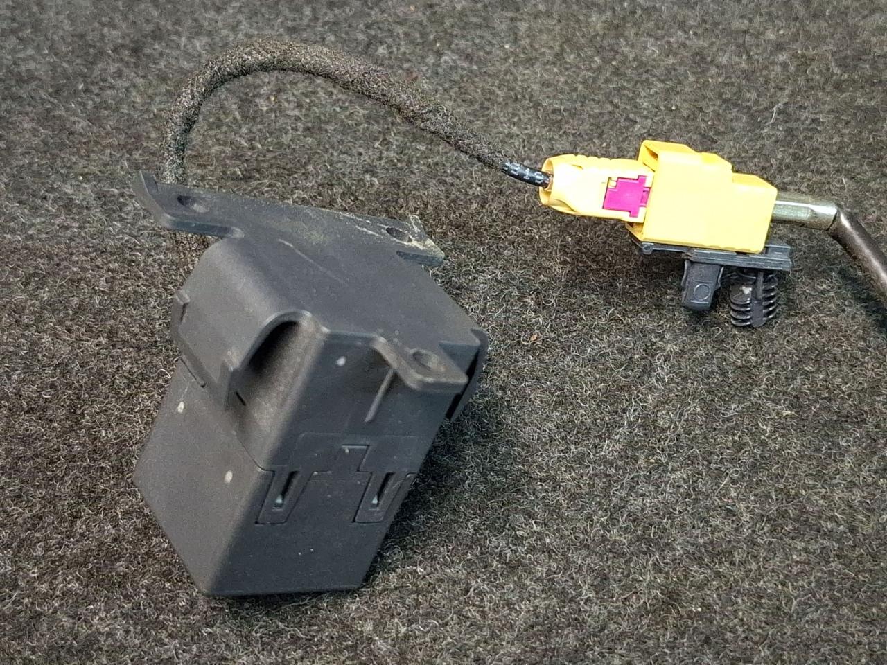 антенна Cadillac XT4 1 поколение 2020, 2.0 л., бензин, АКПП, 318e, полный привод, 84626747 - фото №1