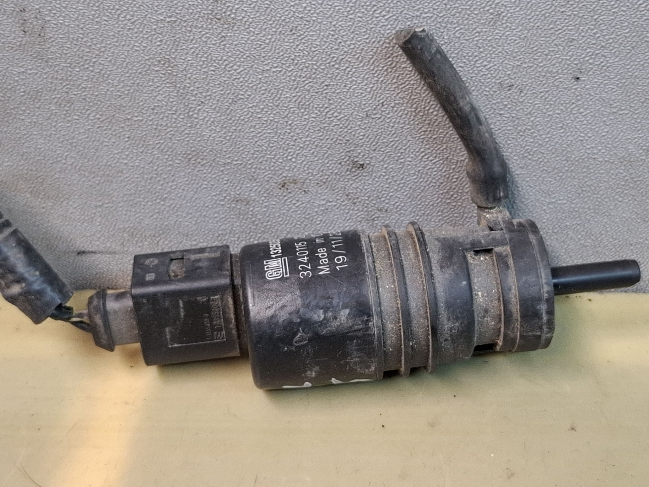 насос (моторчик) омывателя стекла Chevrolet Cruze 1 поколение 2011, 1.4 л., бензин, МКПП, белый, седан, правый руль, 13250356 - фото №1