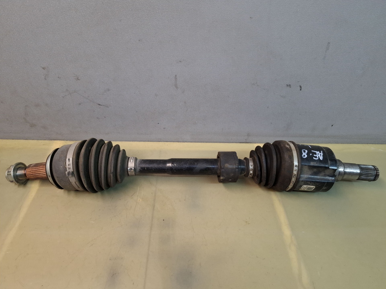 полуось передняя левая (приводной вал, ШРУС) Mazda CX-30 1 поколение 2022, 2.0 л., PE-VPS, бензин, МКПП, передний привод - фото №1