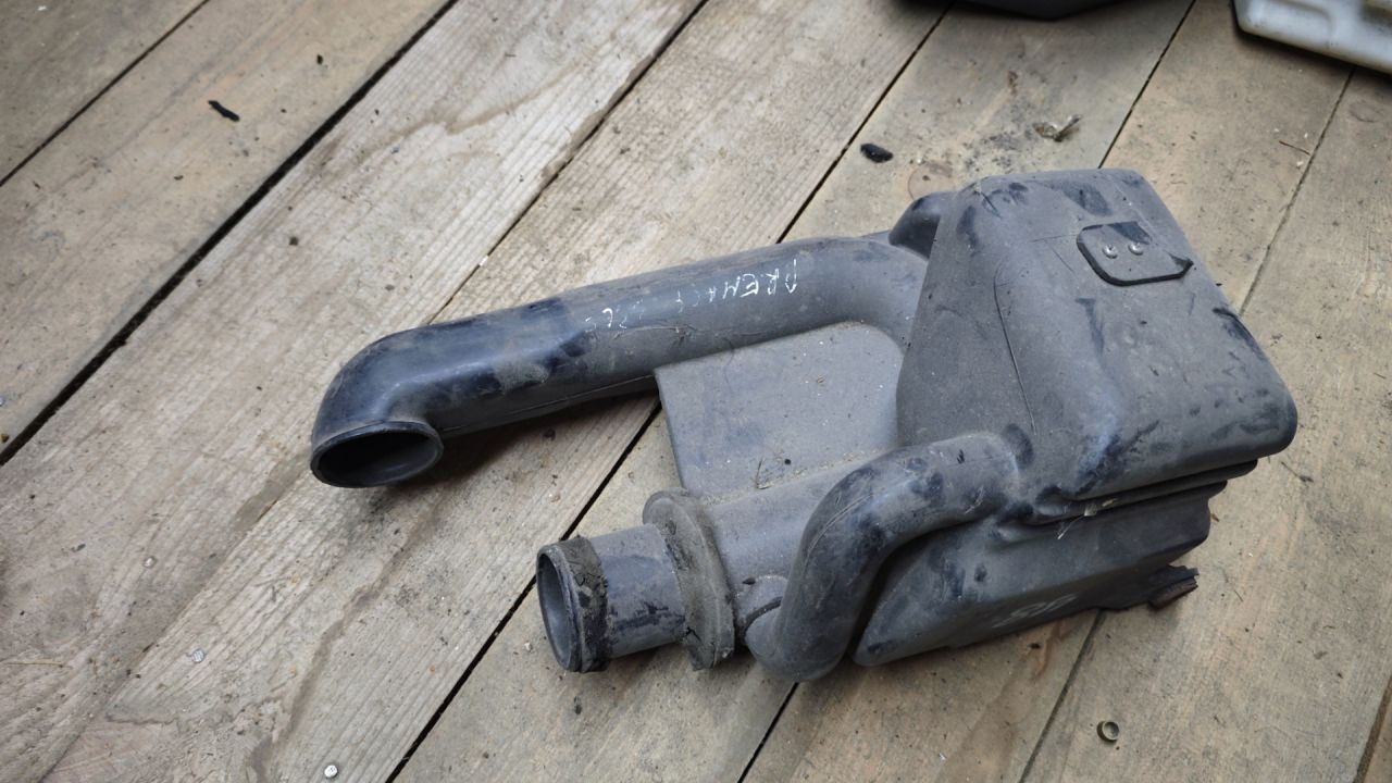 резонатор воздушного фильтра Mazda Premacy 1 поколение 2001, 2.0 л., дизель - фото №1