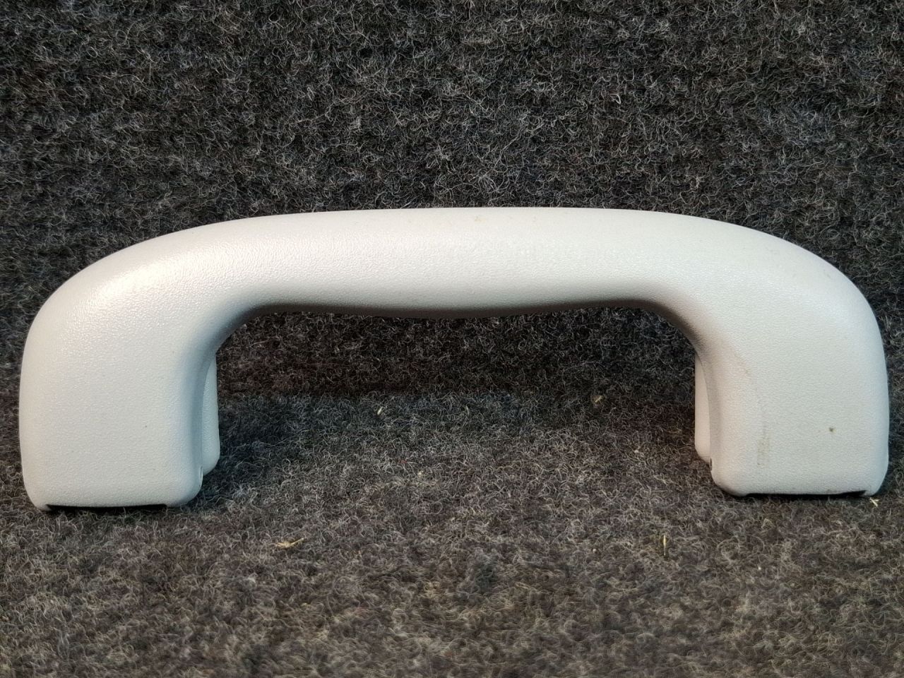 ручка внутренняя потолочная Chevrolet Equinox 3 поколение 2018, 1.5 л., бензин, АКПП, серый/441b, полный привод - фото №1