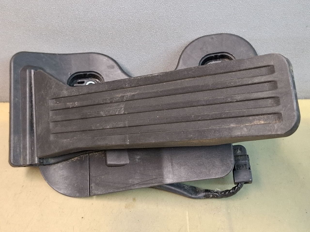 педаль Mazda CX-5 2 поколение KF 2018, 2.5 л., PYY1, бензин, АКПП, серый/46g, внедорожник 5 дв., полный привод, 6PV31204122, GHK341600G - фото №1